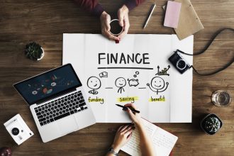 Gestion financière d'une petite entreprise avec des graphiques et des calculs