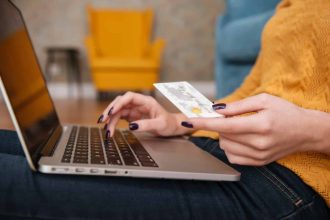 Femme utilisant une banque en ligne pour des achats professionnels